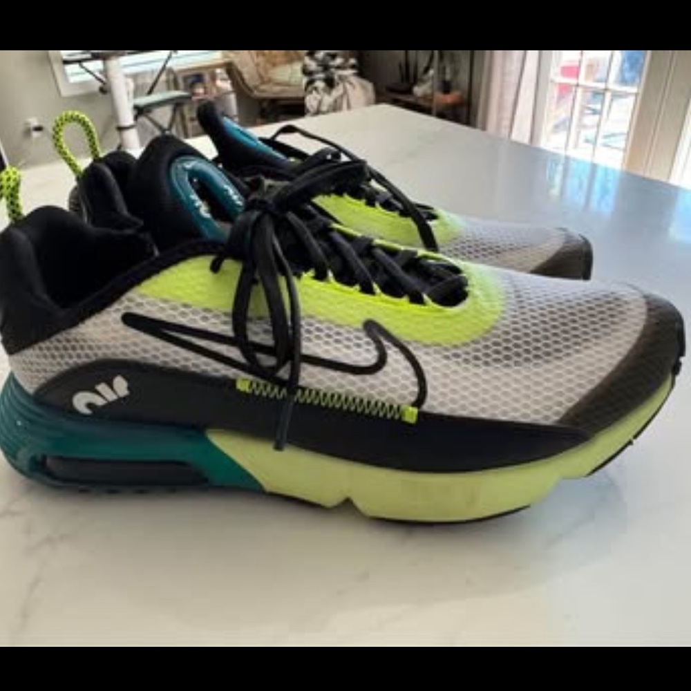 Nike Black and Green Sneakers Modern Athletic Design